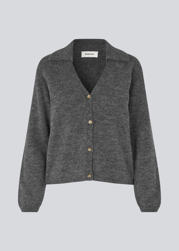 Grå blød cardigan i strik med V-udskæring. Patrickmd cardigan har en løs pasform og knaplukning fortil.