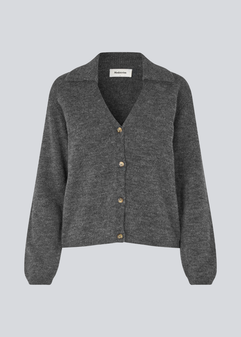 Grå blød cardigan i strik med V-udskæring. Patrickmd cardigan har en løs pasform og knaplukning fortil.