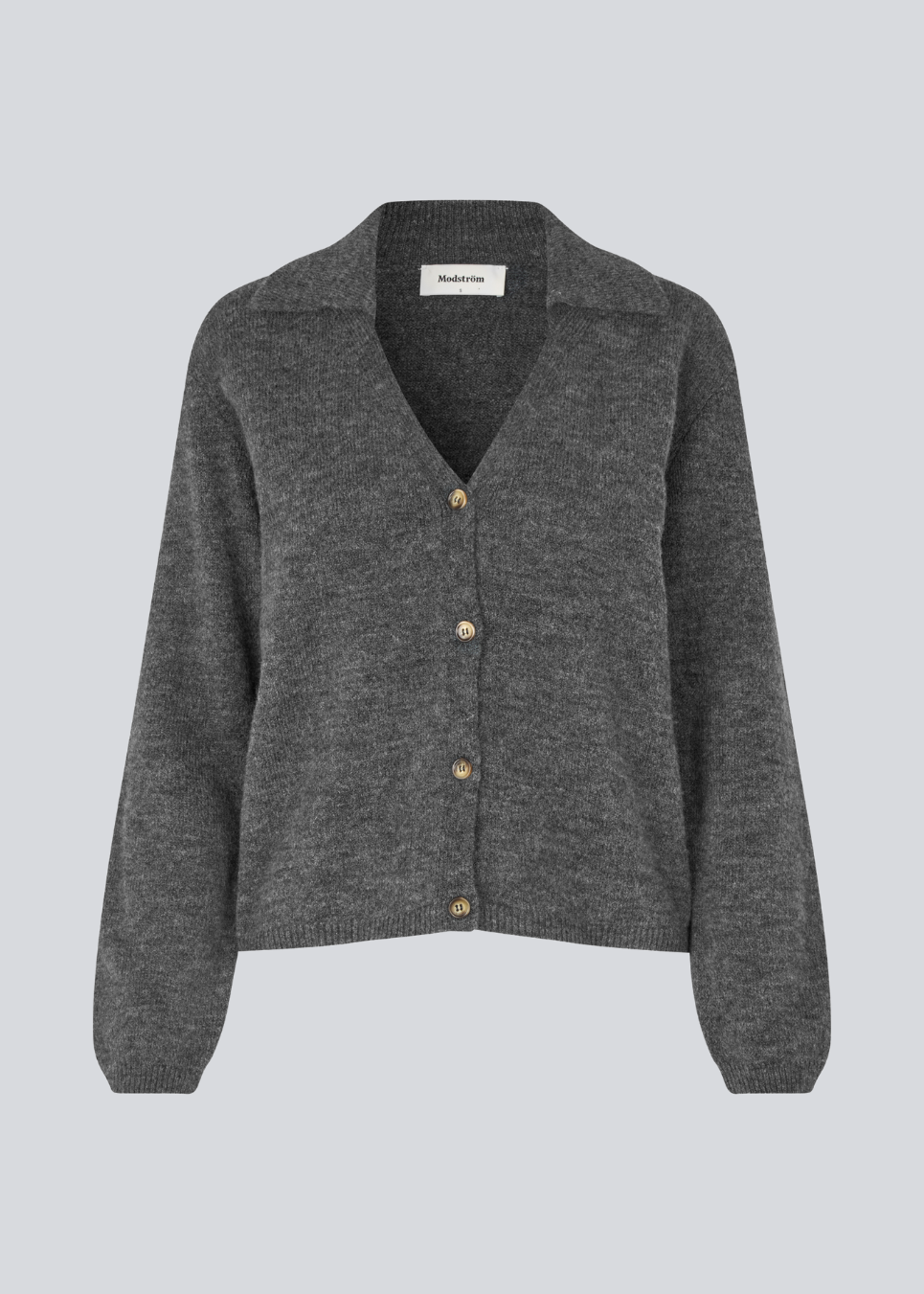 Grå blød cardigan i strik med V-udskæring. Patrickmd cardigan har en løs pasform og knaplukning fortil.