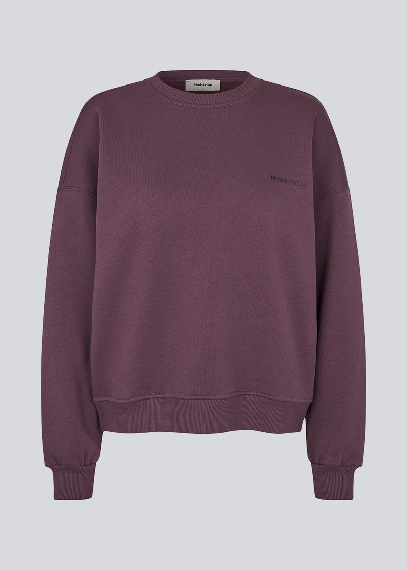 Sweatshirt i bomuldsblanding med logo. Paulamd sweat har en rund halsudskæring og ribkant vedbåde bund og ærmer. Modellen er 175 cm og har en str S/36 på.