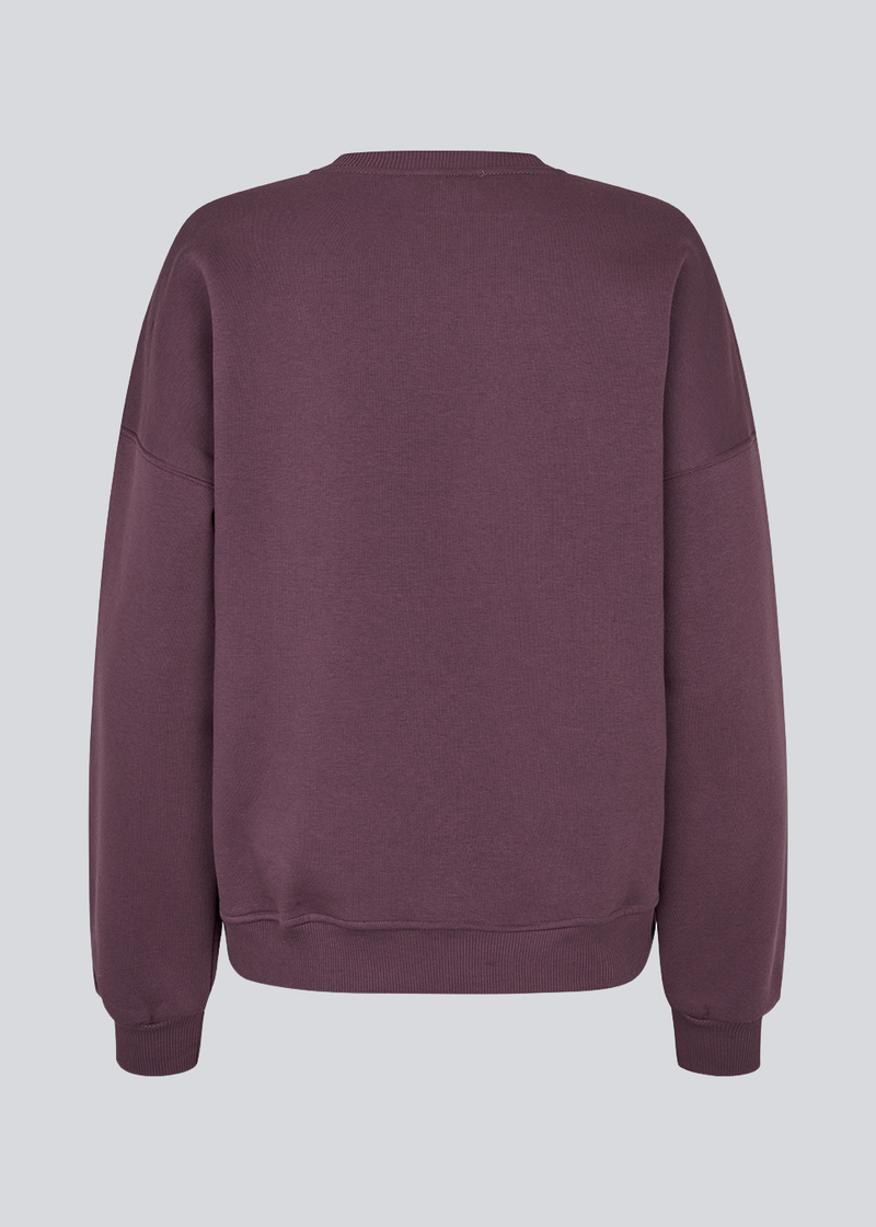 Sweatshirt i bomuldsblanding med logo. Paulamd sweat har en rund halsudskæring og ribkant vedbåde bund og ærmer. Modellen er 175 cm og har en str S/36 på.