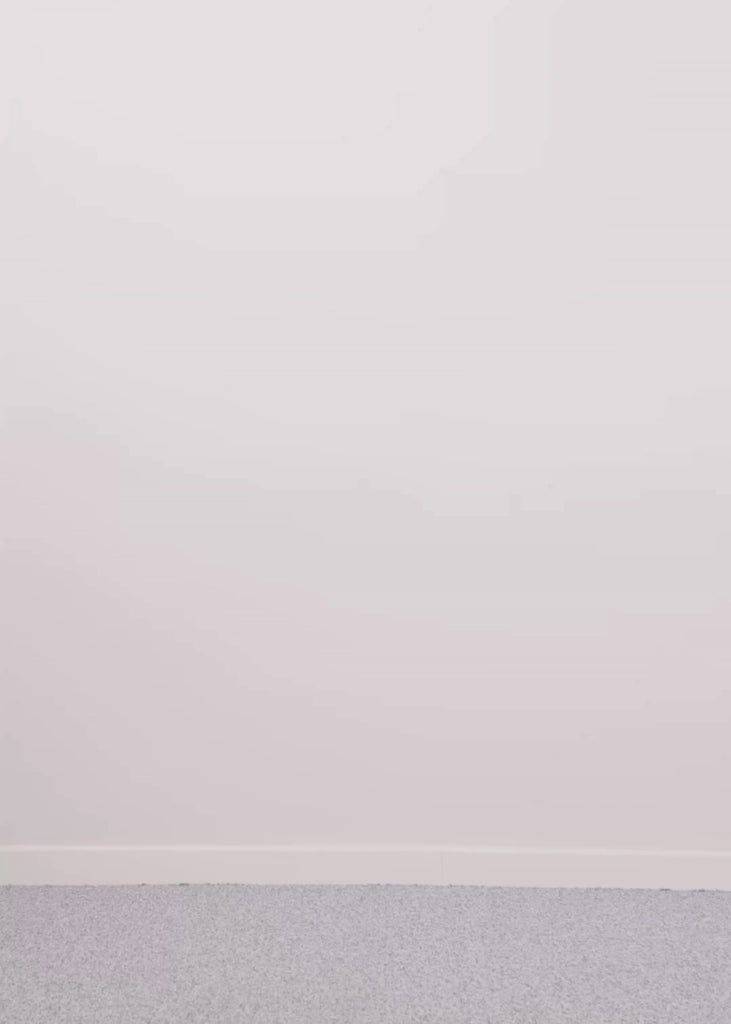 Elegant strikket vest i mørkegrøn med rund hals og dekorative knapper foran. Scottmd vest er designet i strukturerede strik og ribkanter som giver et moderne og feminint udtryk. Perfekt alene eller stylet over en skjorte for et sofistikeret lag-på-lag look.
