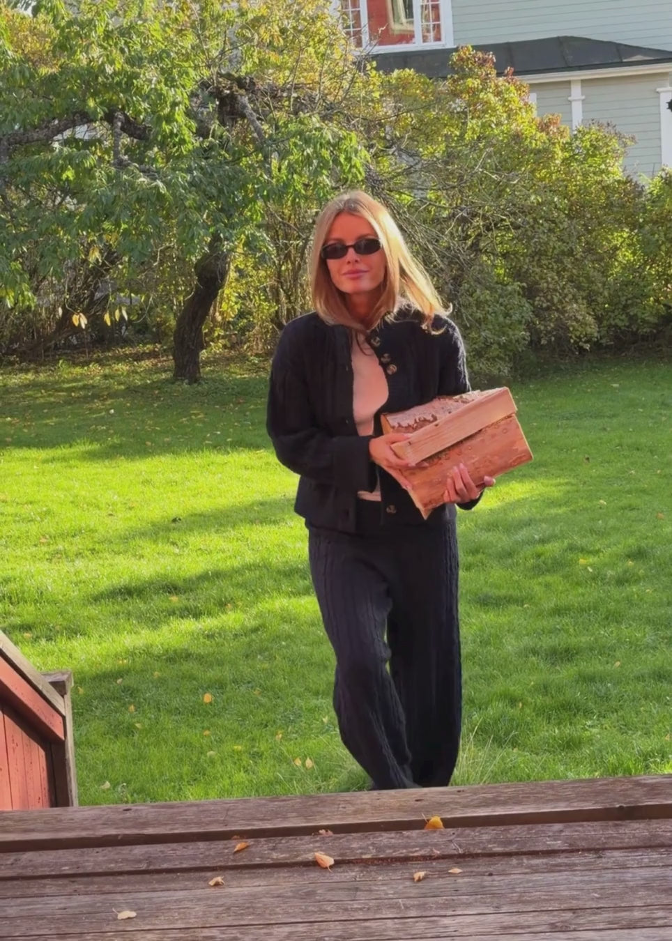 Højhalset cardigan. Josefinemd knit cardigan er kabelstrikket med høj hals, manchetknapper og lommer. Tidløs og perfekt til kølige dage, eller som layering over kjoler og toppe.&nbsp;
Josefine Vogt (165 cm) og modellen (177 cm) har begge størrelse Small på.