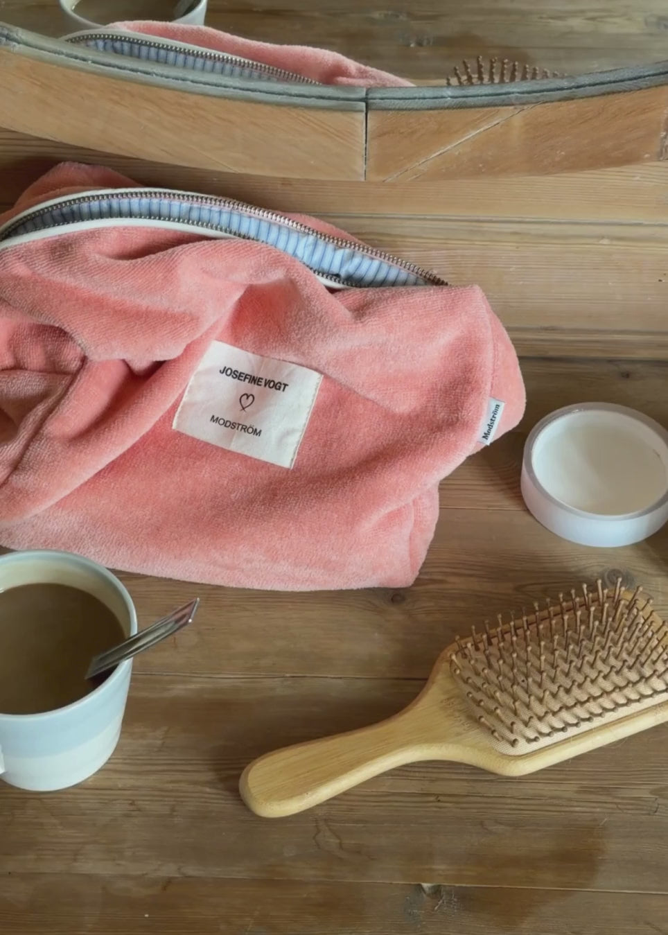 Lyserød toilettaske med påsyet logo. Josefinemd toiletry bag er en minimalistisk toilettaske i økologisk bomuld med lyseblåt for og lynlås. Praktisk og elegant – et must-have til rejsen eller badeværelset.