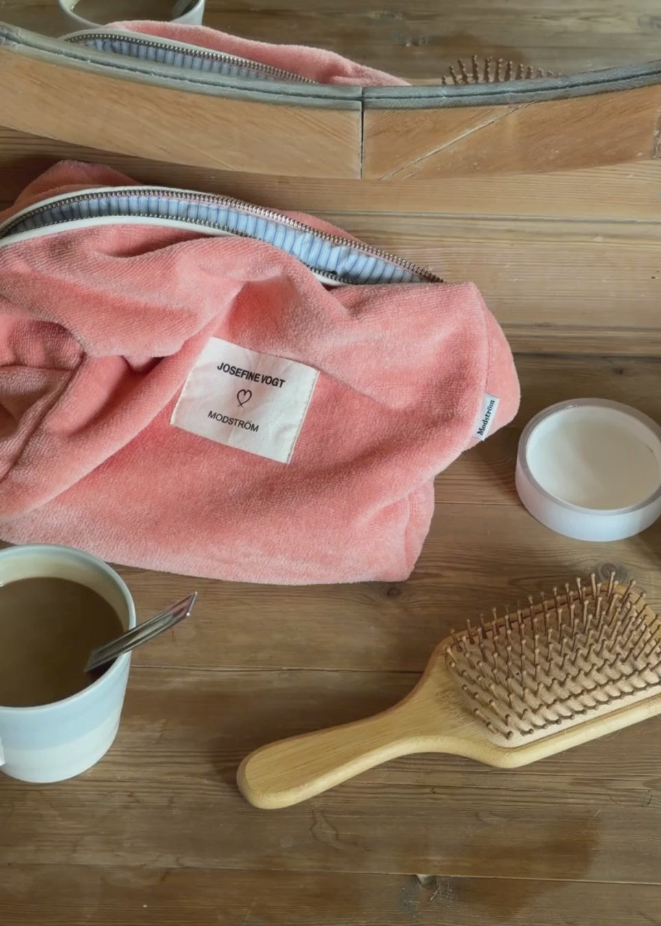 Lyserød toilettaske med påsyet logo. Josefinemd toiletry bag er en minimalistisk toilettaske i økologisk bomuld med lyseblåt for og lynlås. Praktisk og elegant – et must-have til rejsen eller badeværelset.