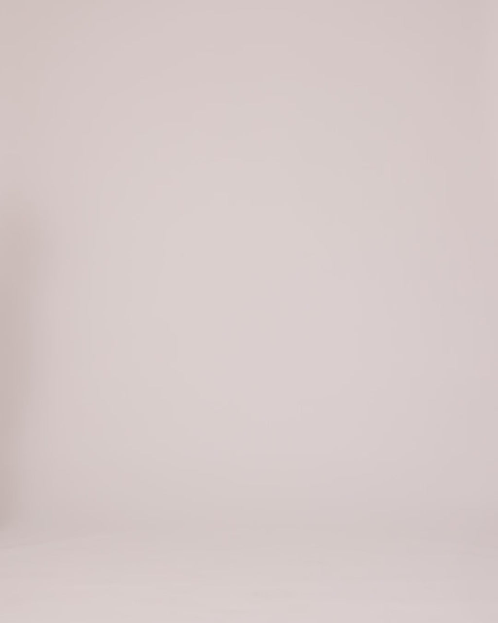 Kort, dobbeltraddet blazer med krave og spidsrevers i beige. AnkerMD short blazer har en lige pasform med to knapper og en dekorativ paspoleret brystlomme.