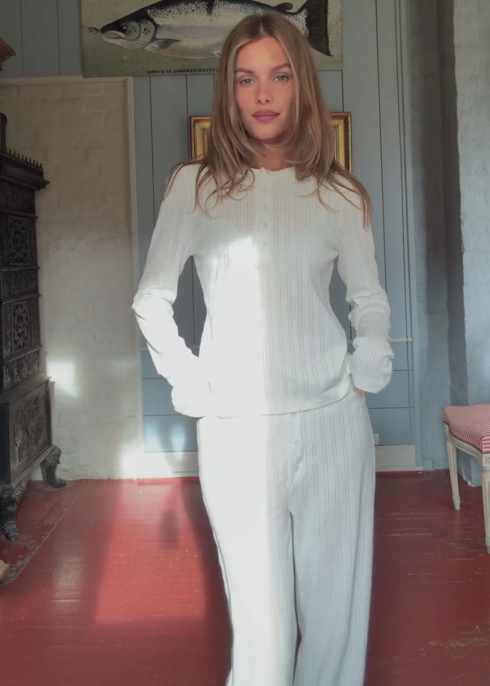 Ponitelle bukser. Josefinemd pants er feminine bukser i pointelle-bomuld med blondekant og diskret hulmønster. Blødt materiale og høj komfort gør dem perfekte til afslapning. Josefine Vogt (165 cm) og modellen (177 cm) har begge størrelse Small på.