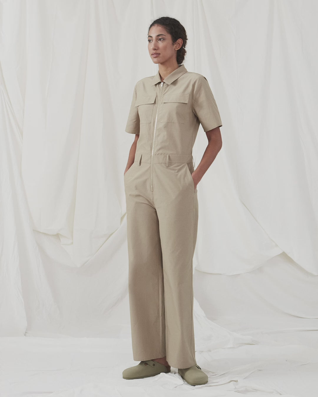 Jumpsuit i sprød bomuldskvalitet med lange, brede ben. DedeMD jumpsuit har korte ærmer, krave, og lynlås foran. Bæltestropper i taljen. Modellen er 177 cm og har en størrelse S/36 på.