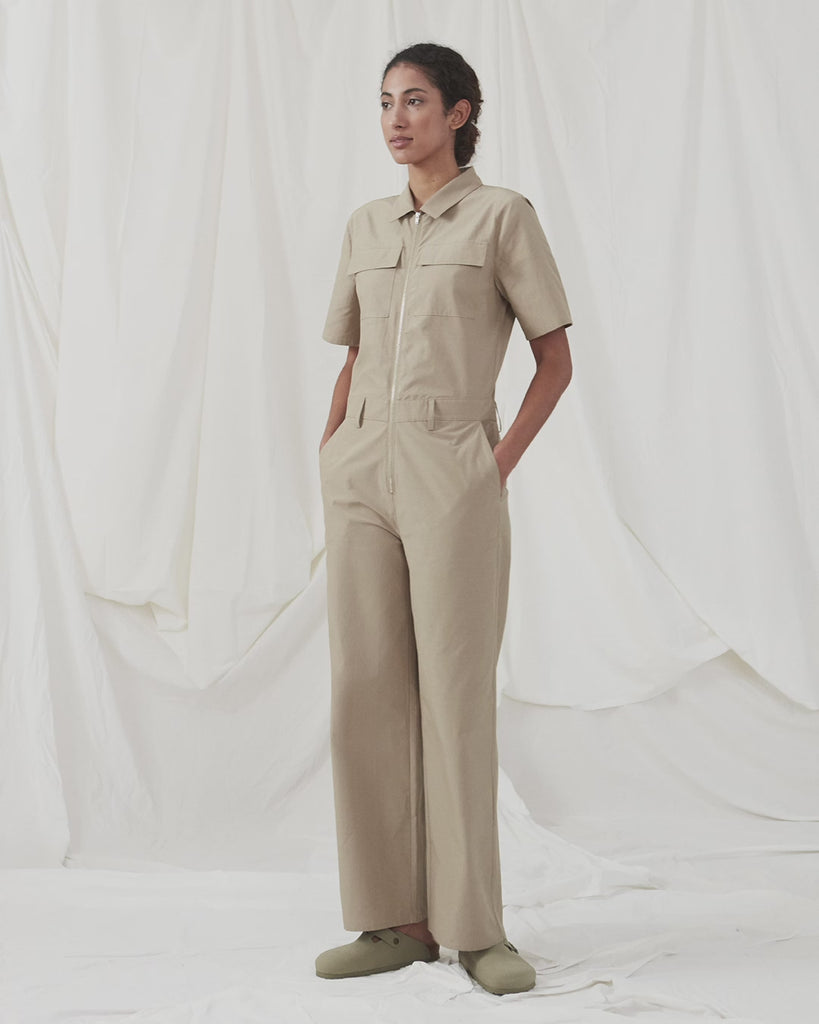 Jumpsuit i sprød bomuldskvalitet med lange, brede ben. DedeMD jumpsuit har korte ærmer, krave, og lynlås foran. Bæltestropper i taljen. Modellen er 177 cm og har en størrelse S/36 på.