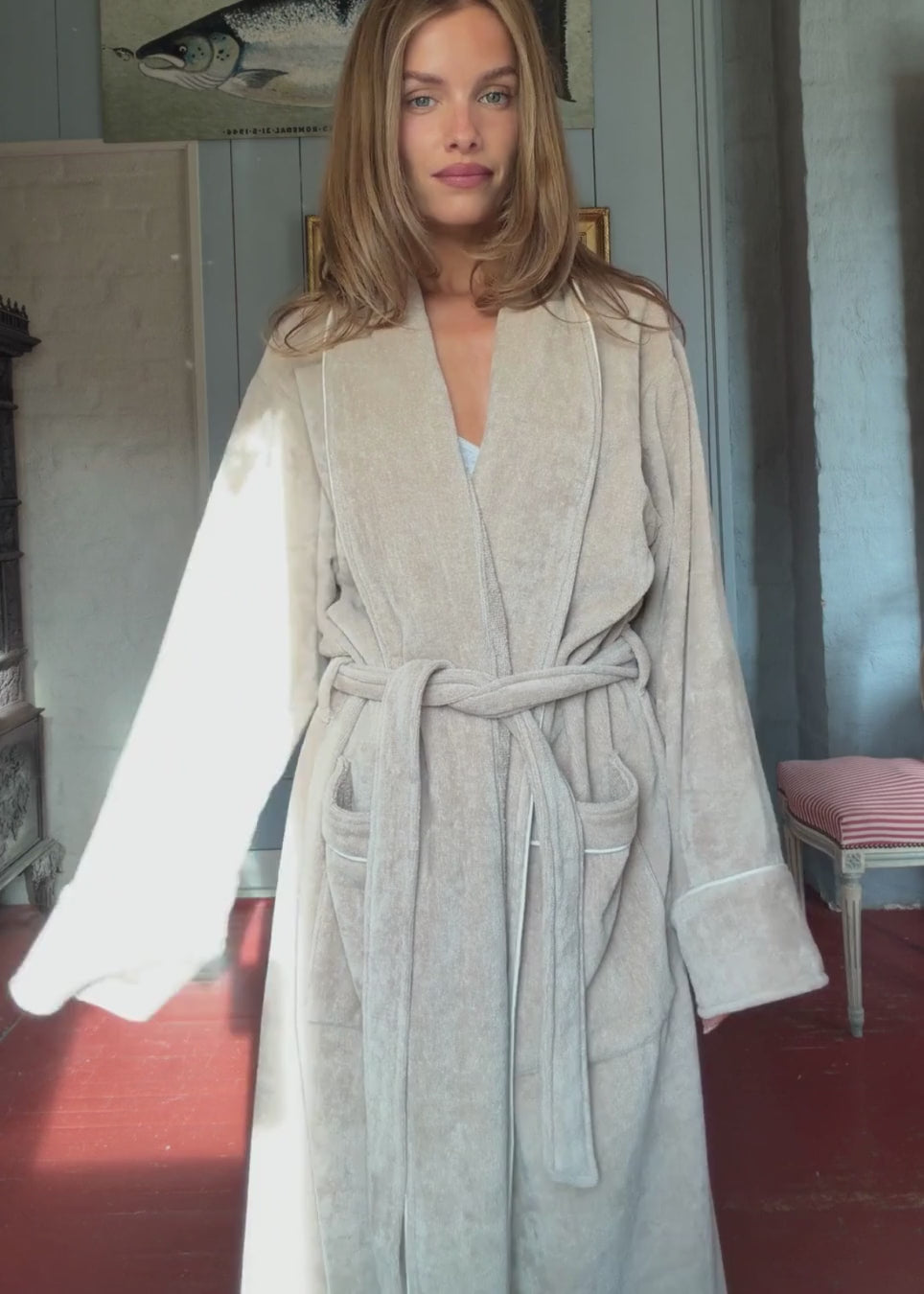 Oversize beige badekåbe i 100% økologisk bomuld. Josefinemd bathrobe har store lommer, bindebånd og kontrastkanter, der giver den et elegant touch. Badekåben har et fint og diskret logo på ryggen. Perfekt til hyggelige morgener. Josefine Vogt (165 cm) og modellen (177 cm) har begge størrelse Small på.