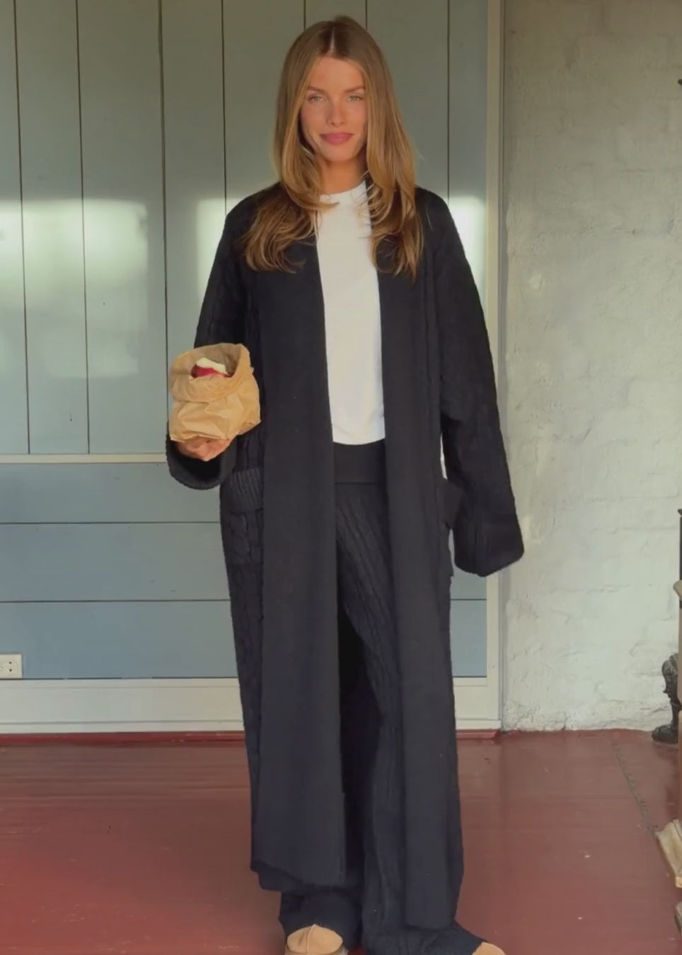 Oversize kabelstrikket lang cardigan. Josefinemd knit robe er en lang cardigan, med lommer og bæltesnor. Perfekt til hyggelige morgener og kolde vinterdage.
Josefine Vogt (165 cm) og modellen (177 cm) har begge størrelse Small på.