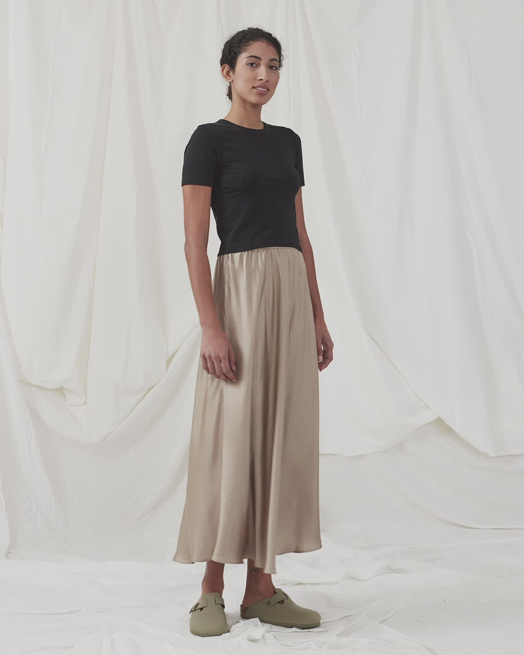 Lang beige nederdel med vidde i skørtet. DevanMD skirt er designet i skinnende satin med elastisk mellemhøj talje. Modellen er 177 cm og har en størrelse S/36 på.