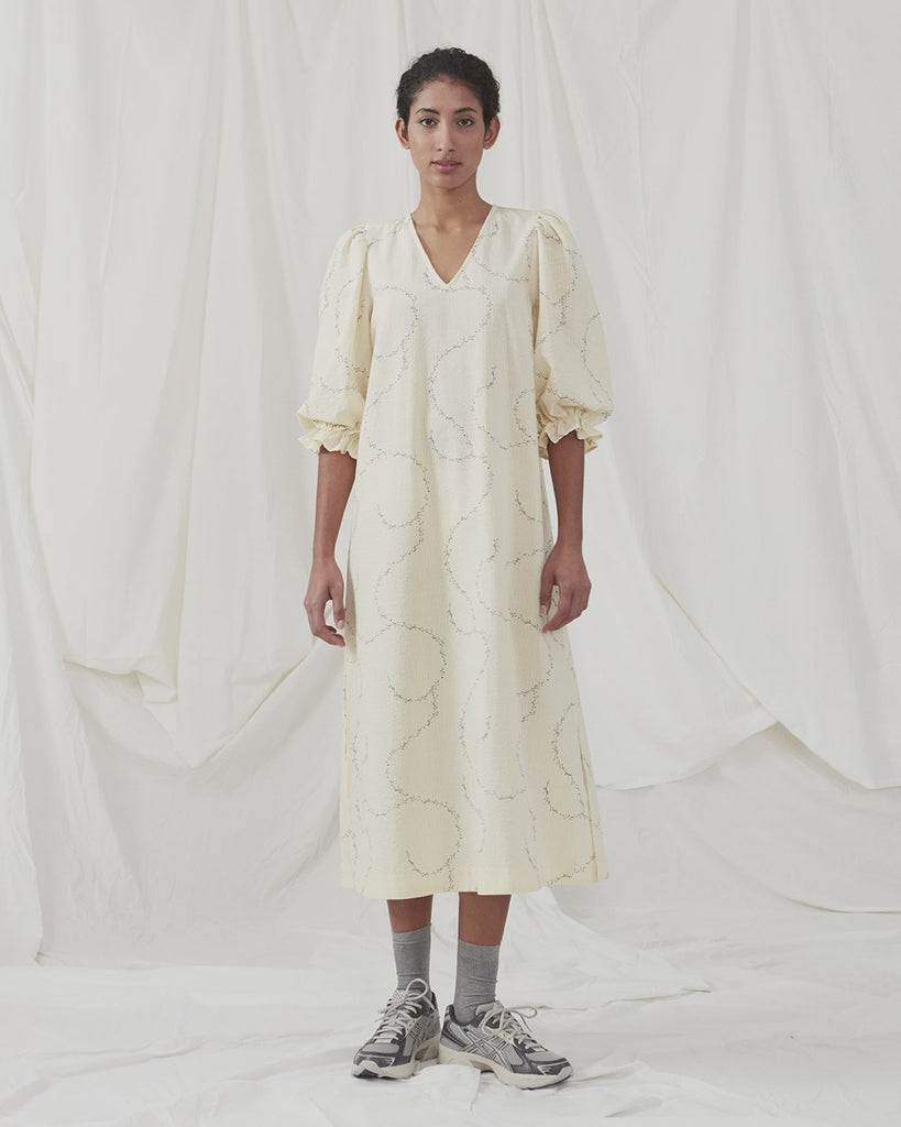Lang kjole med afslappet fit i blomsterprintet bomuldsmix. DravenMD print dress har ballonærmer med elastikmanchet i albuelængde. Bindebælte i taljen. Modellen er 177 cm og har en størrelse S/36 på.