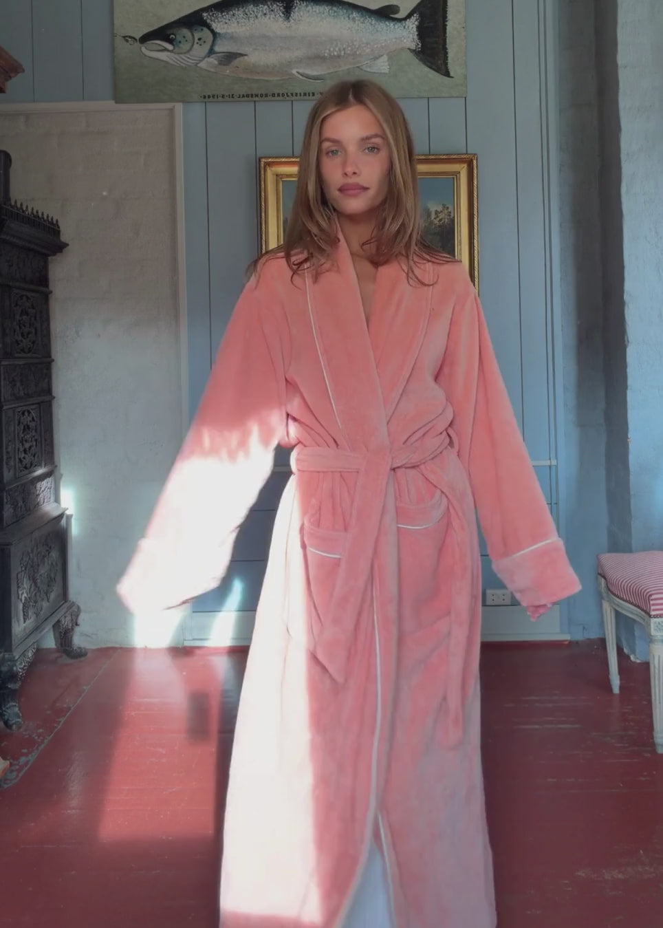 Lyserød oversize badekåbe i 100% økologisk bomuld. Josefinemd bathrobe har store lommer, bindebånd og kontrastkanter, der giver den et elegant touch. Badekåben har et fint og diskret logo på ryggen. Perfekt til hyggelige morgener. Josefine Vogt (165 cm) og modellen (177 cm) har begge størrelse Small på.