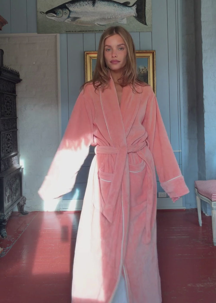 Lyserød oversize badekåbe i 100% økologisk bomuld. Josefinemd bathrobe har store lommer, bindebånd og kontrastkanter, der giver den et elegant touch. Badekåben har et fint og diskret logo på ryggen. Perfekt til hyggelige morgener. Josefine Vogt (165 cm) og modellen (177 cm) har begge størrelse Small på.
