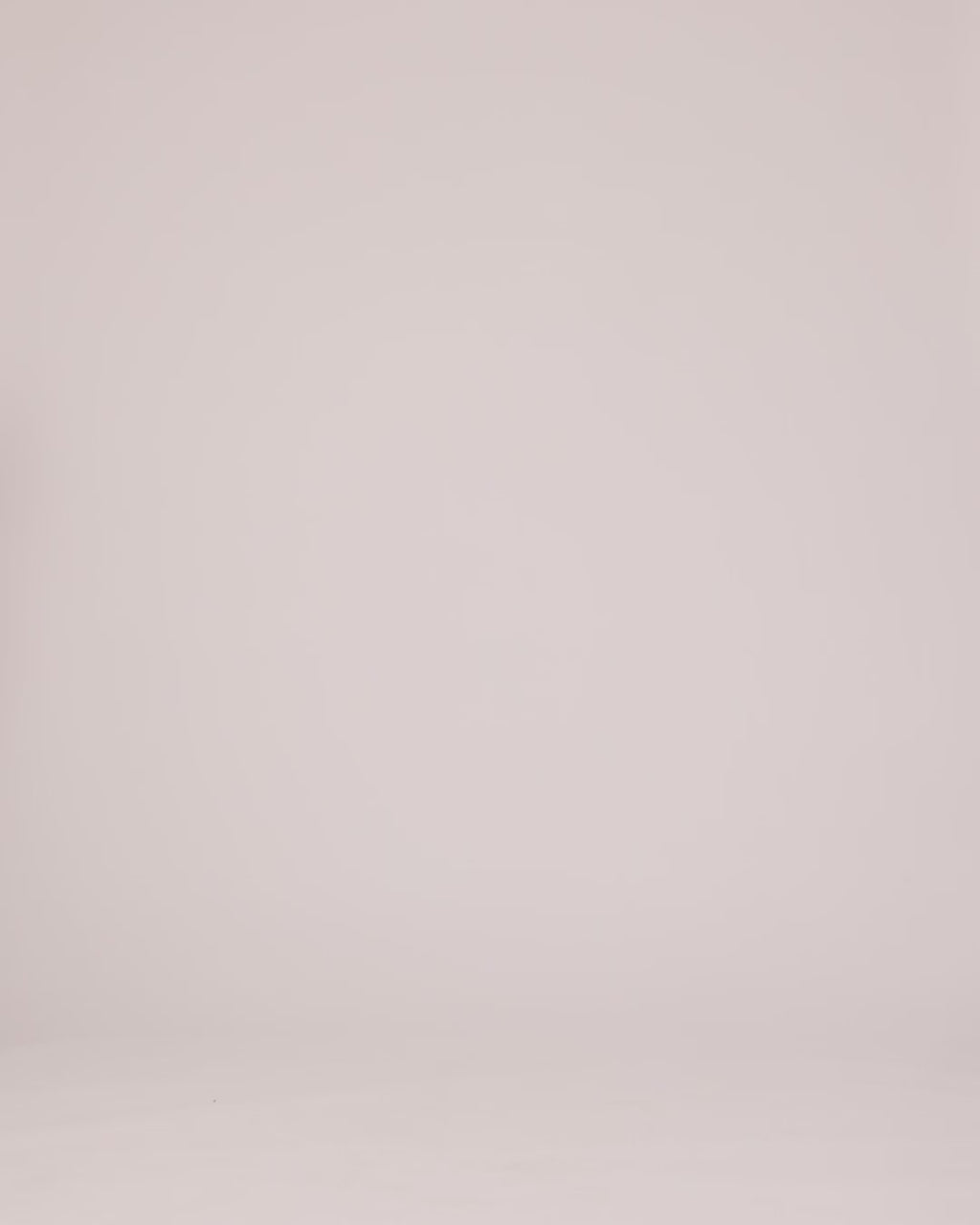 Kropsnær bluse i farven Limodae i et tyndstrikket materiale med en tykkere ribstrik med hjerteudskæring foran. FaddieMD o-neck har rund hals og lange ærmer. Modellen er 175 cm og har en størrelse S/36 på.