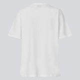Kortærmet t-shirt med rose detalje på brystet. &nbsp;Priyamd t-shirt har en løs pasform og er fremstillet i 100% økologisk bomuld. Modellen er 175 cm og har en str S/36 &nbsp;på.