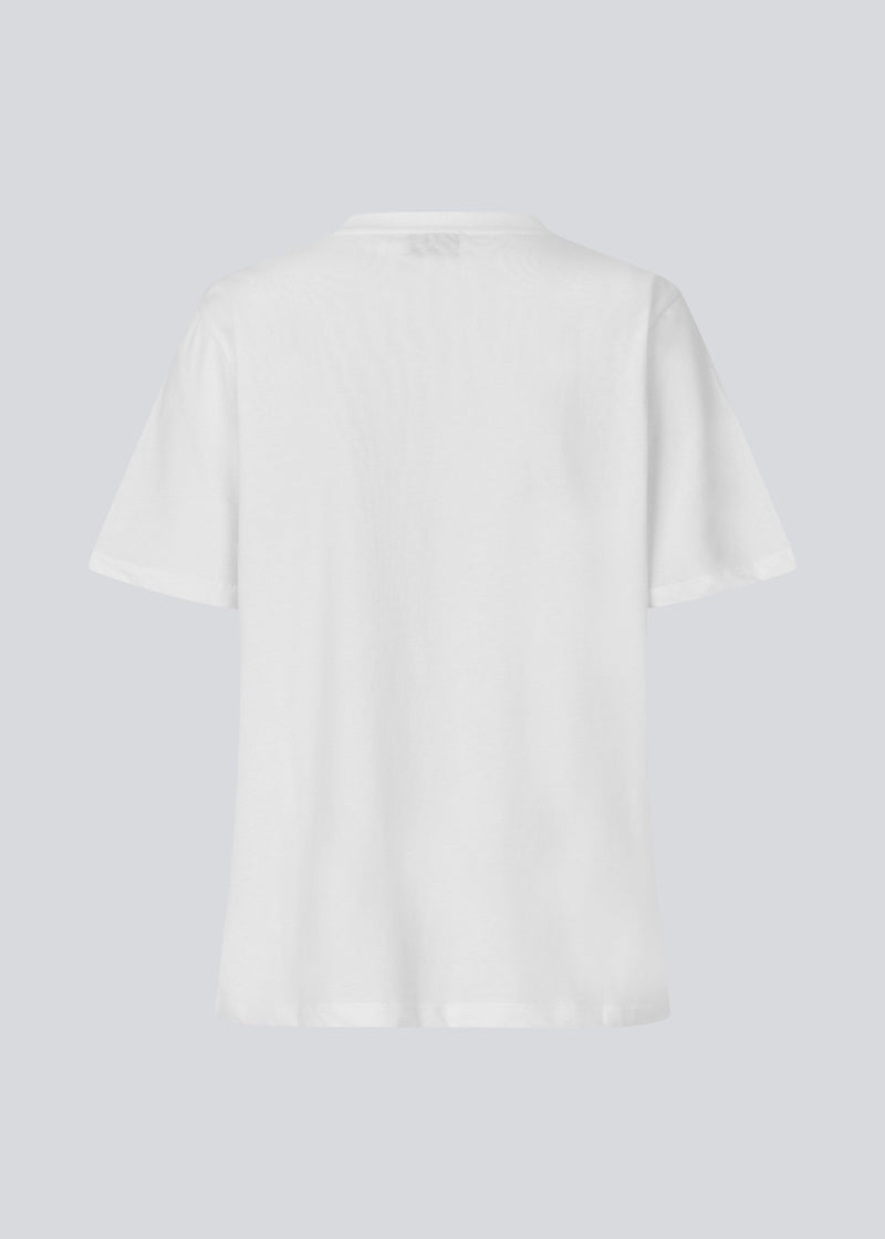 Kortærmet t-shirt med rose detalje på brystet. &nbsp;Priyamd t-shirt har en løs pasform og er fremstillet i 100% økologisk bomuld. Modellen er 175 cm og har en str S/36 &nbsp;på.