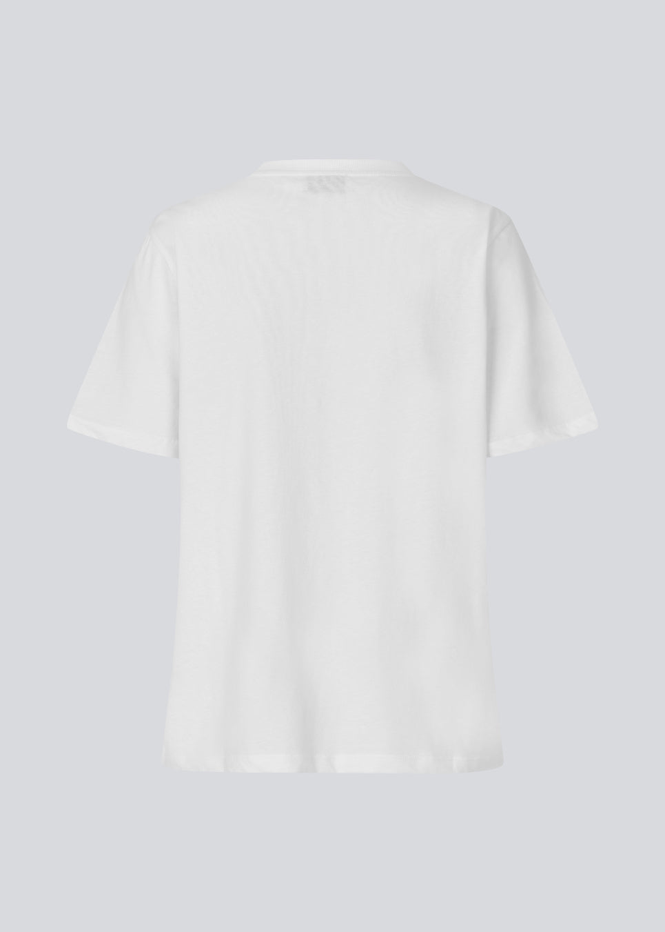 Kortærmet t-shirt med rose detalje på brystet. &nbsp;Priyamd t-shirt har en løs pasform og er fremstillet i 100% økologisk bomuld. Modellen er 175 cm og har en str S/36 &nbsp;på.