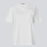 Kortærmet t-shirt med rose detalje på brystet. &nbsp;Priyamd t-shirt har en løs pasform og er fremstillet i 100% økologisk bomuld. Modellen er 175 cm og har en str S/36 &nbsp;på.