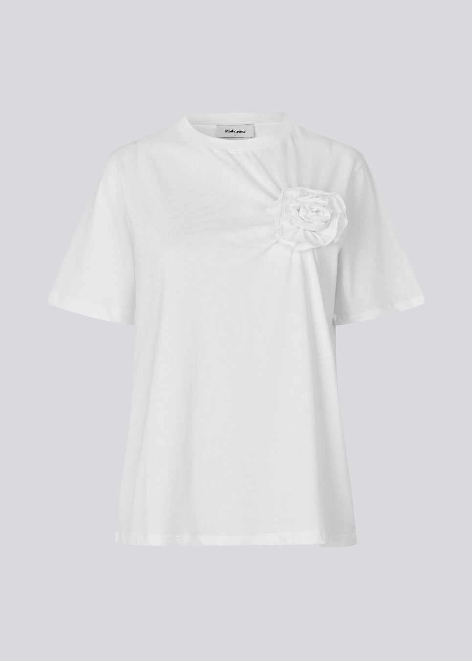 Kortærmet t-shirt med rose detalje på brystet. &nbsp;Priyamd t-shirt har en løs pasform og er fremstillet i 100% økologisk bomuld. Modellen er 175 cm og har en str S/36 &nbsp;på.