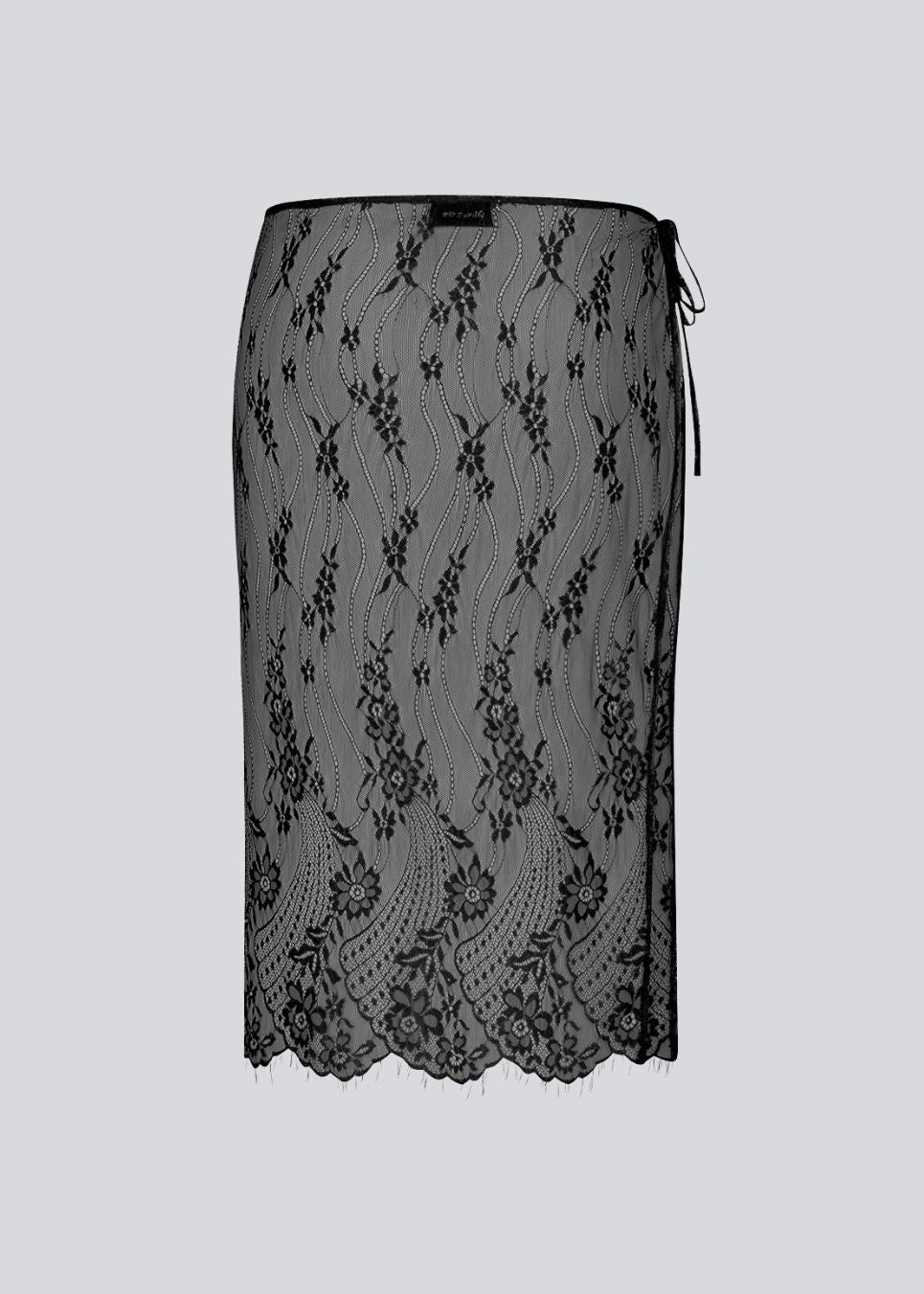 Et firkantet, gennemsigtigt blondetørklæde, der bruges som slå-om nederdel. Taffymd waist scarf bindes i siden og bæres over bukser som en del af lag-på-lag trenden.