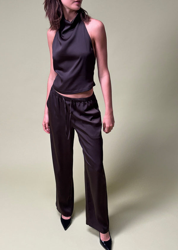 Brune løse satin bukser. Timmiemd pants har brede ben, lommer og en bindelunkning. Et afsalappet fit med et elegant udtryk.