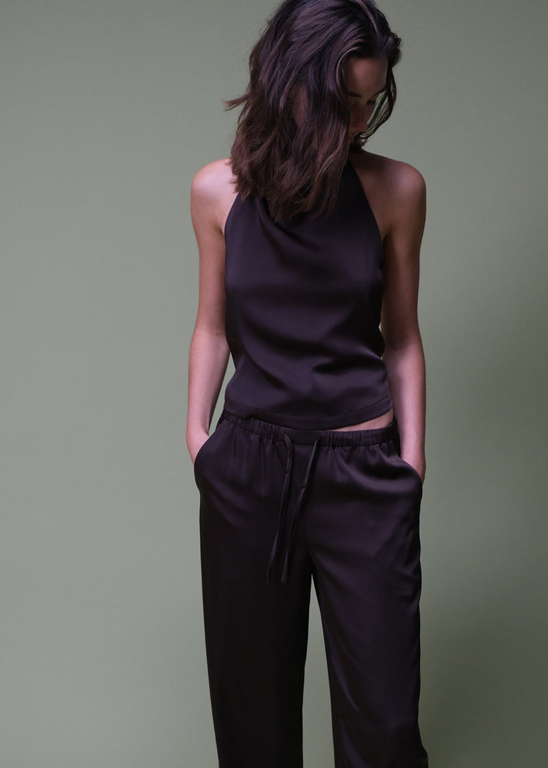 Brune løse satin bukser. Timmiemd pants har brede ben, lommer og en bindelunkning. Et afsalappet fit med et elegant udtryk.