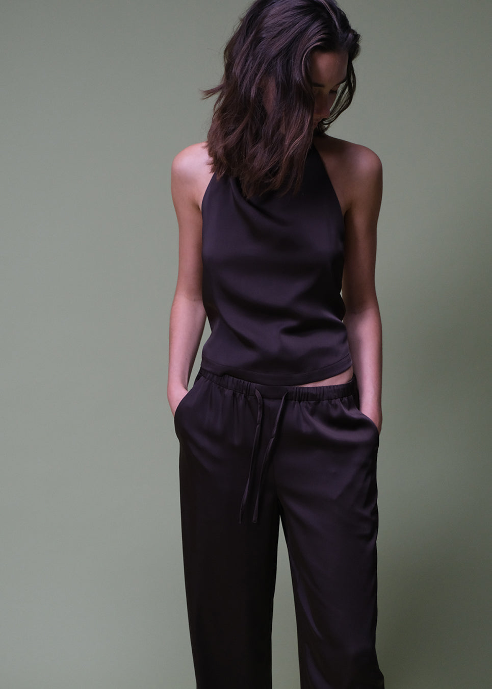 Brune løse satin bukser. Timmiemd pants har brede ben, lommer og en bindelunkning. Et afsalappet fit med et elegant udtryk.