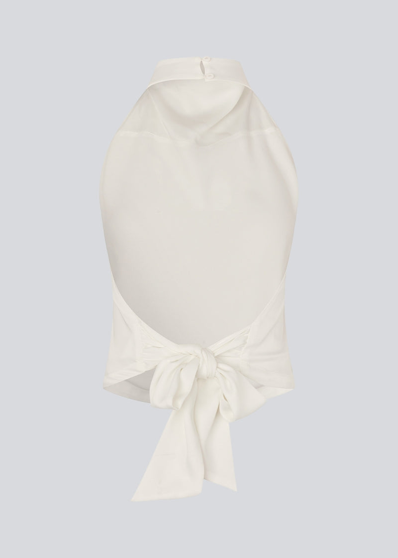 Halterneck top med bindedetalje i satin. Timmiemd top har en åbenryg med bindebånd og en knappelukning i nakken.&nbsp;