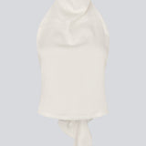 Halterneck top med bindedetalje i satin. Timmiemd top har en åbenryg med bindebånd og en knappelukning i nakken.&nbsp;