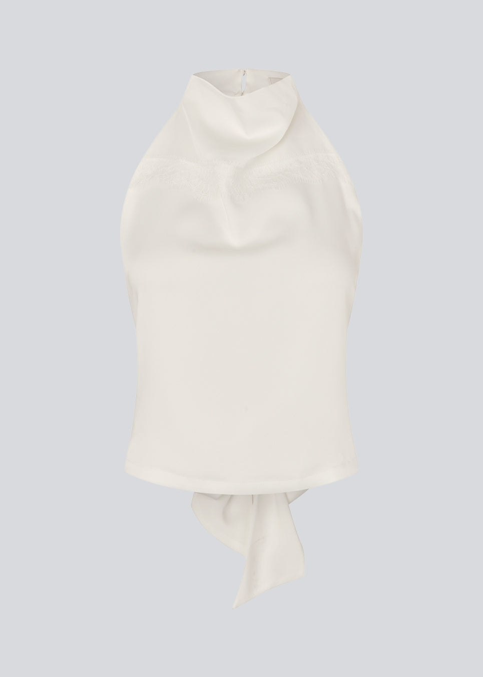 Halterneck top med bindedetalje i satin. Timmiemd top har en åbenryg med bindebånd og en knappelukning i nakken.&nbsp;
