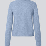 Lyseblå tætsiddende cardigan i blød strik. TreeMD cardigan har en rund hals og fine knapper i matchende farve, der understreger det enkle og feminine udtryk.