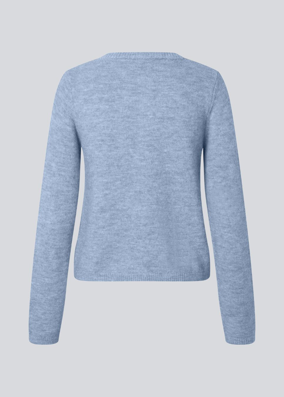 Lyseblå tætsiddende cardigan i blød strik. TreeMD cardigan har en rund hals og fine knapper i matchende farve, der understreger det enkle og feminine udtryk.