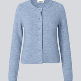 Lyseblå tætsiddende cardigan i blød strik. TreeMD cardigan har en rund hals og fine knapper i matchende farve, der understreger det enkle og feminine udtryk.