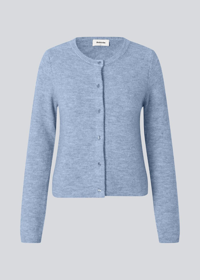 Lyseblå tætsiddende cardigan i blød strik. TreeMD cardigan har en rund hals og fine knapper i matchende farve, der understreger det enkle og feminine udtryk.