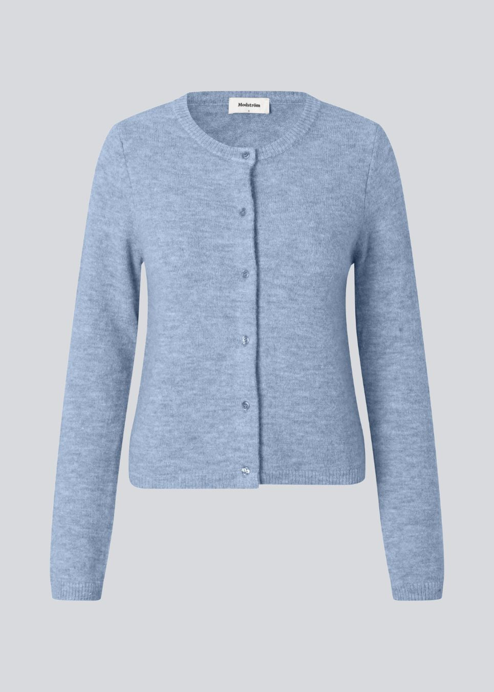 Lyseblå tætsiddende cardigan i blød strik. TreeMD cardigan har en rund hals og fine knapper i matchende farve, der understreger det enkle og feminine udtryk.