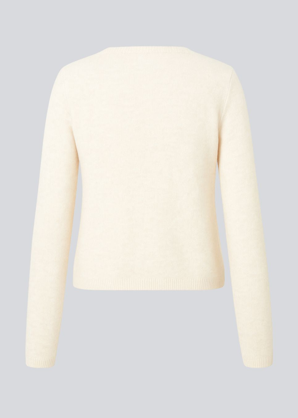 Hvid tætsiddende cardigan i blød strik. TreeMD cardigan har en rund hals og fine knapper i matchende farve, der understreger det enkle og feminine udtryk.