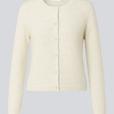 Hvid tætsiddende cardigan i blød strik. TreeMD cardigan har en rund hals og fine knapper i matchende farve, der understreger det enkle og feminine udtryk.