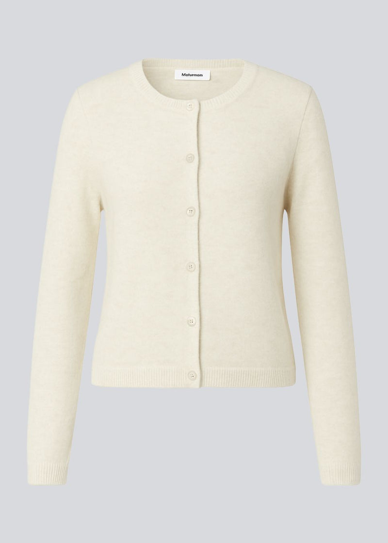 Hvid tætsiddende cardigan i blød strik. TreeMD cardigan har en rund hals og fine knapper i matchende farve, der understreger det enkle og feminine udtryk.