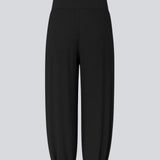 Ballonbukser i sort med løs pasform i 100% genanvendt polyester. Tullemd pants har en usynlig lynlås i siden, sidelommer og elastik ved enden af benene.&nbsp;