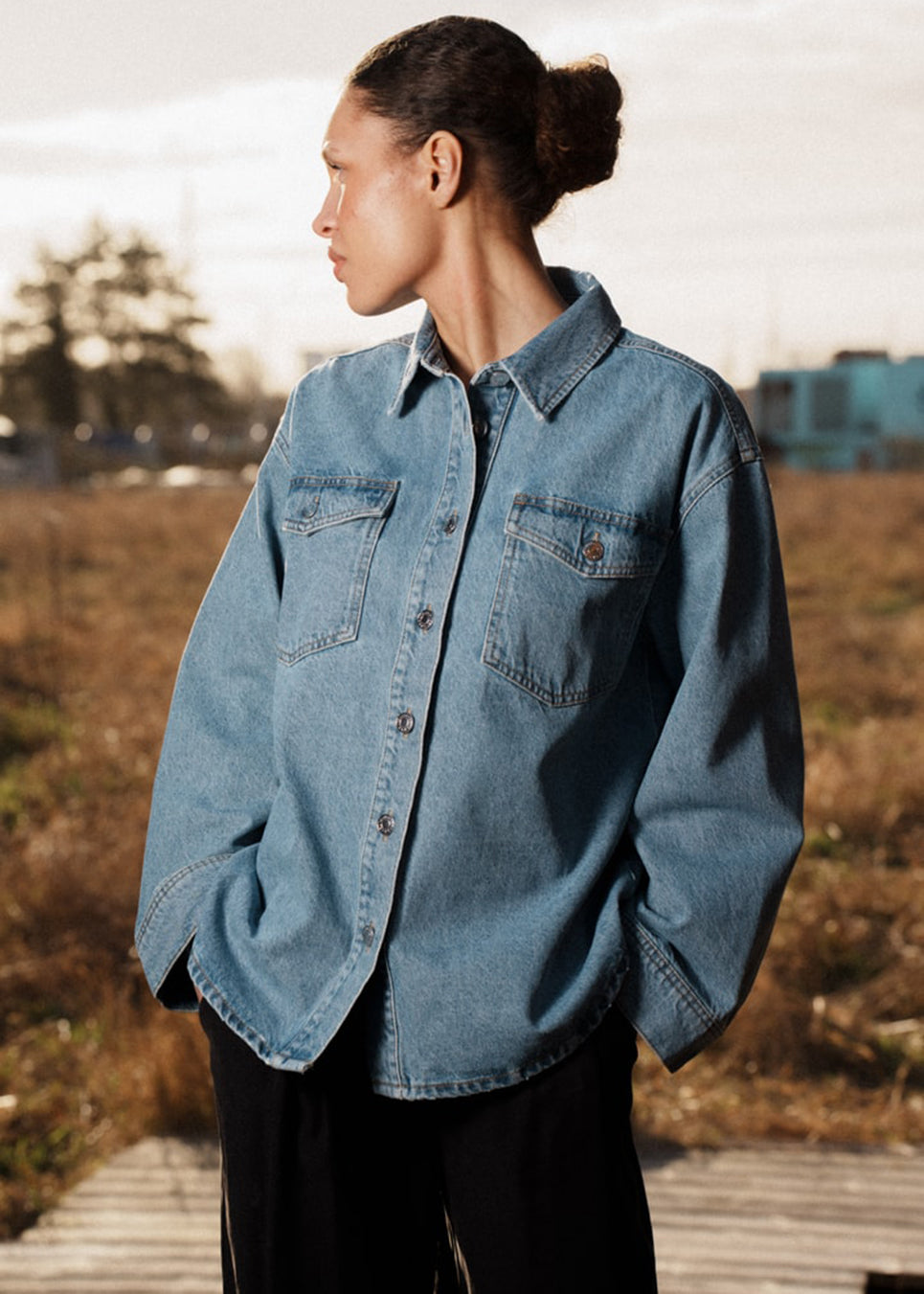 Oversize denim jakke, med knaplukning fortil og brede ærmer. TylinMD jacket harto brystlommer og en skjortekrave.