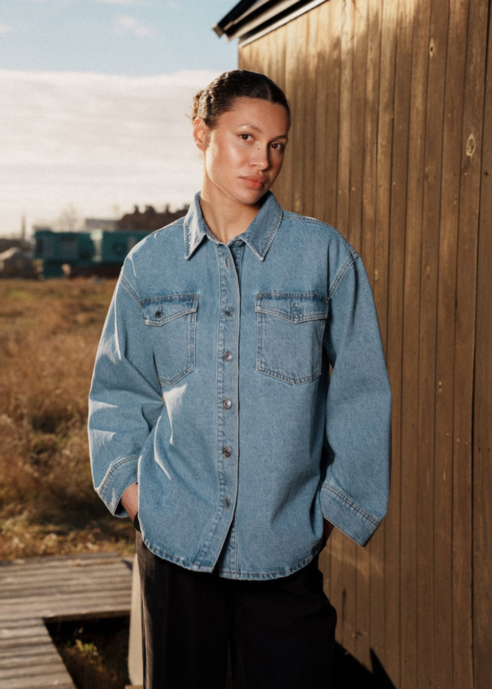 Oversize denim jakke, med knaplukning fortil og brede ærmer. TylinMD jacket harto brystlommer og en skjortekrave.