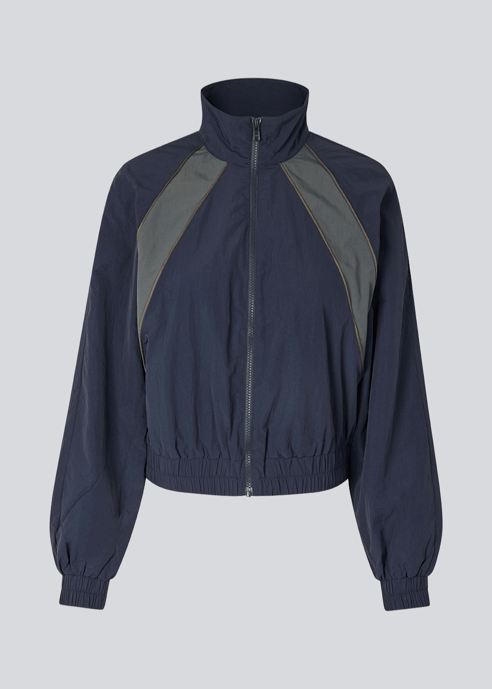 Mørkeblåt tracksuit jakke i 100% genanvendt nylon. Volmermd jacket har kontrastpaneler, høj hals og lynlåslukning fortil.&nbsp;&nbsp;