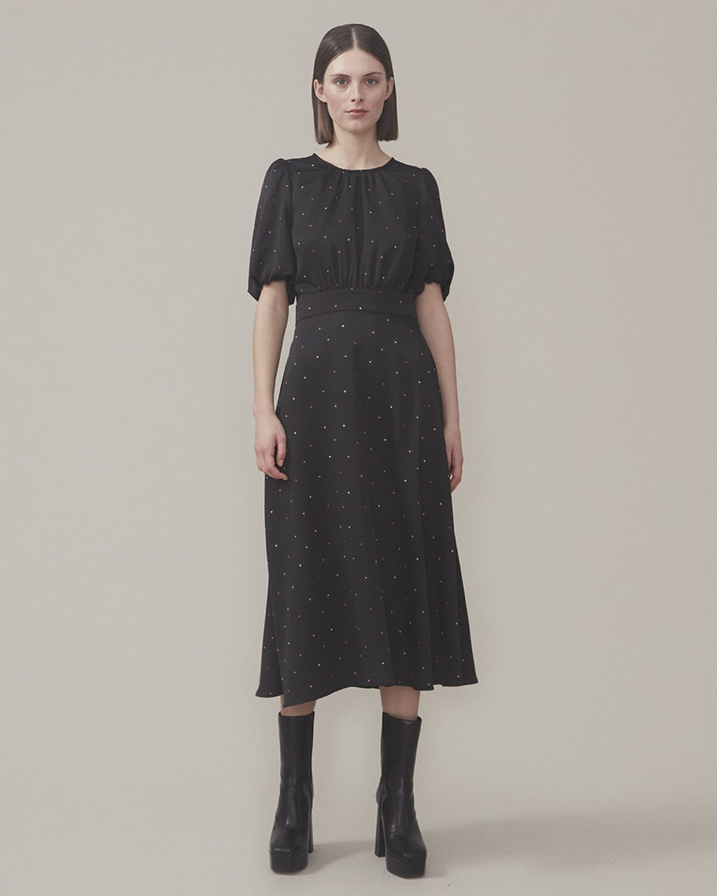 Knælang kjole med trykt mønster i et genanvendt materiale. BixMD print dress har dyb v-udskæring og slå om-forstykke med bredt bindebånd i taljen. Lange ærmer med vidde. Med for.