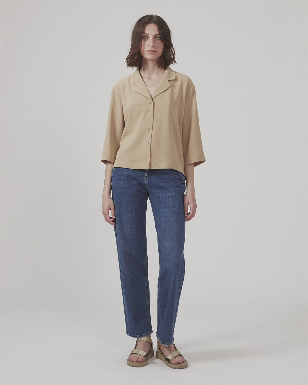 Skjorte i beige i afslappet pasform med 3/4 lange ærmer. AaliyahMD shirt har resortkrave, lav skuldersøm og knaplukning fortil.  Modellen er 177 cm og har en størrelse S/36 på.