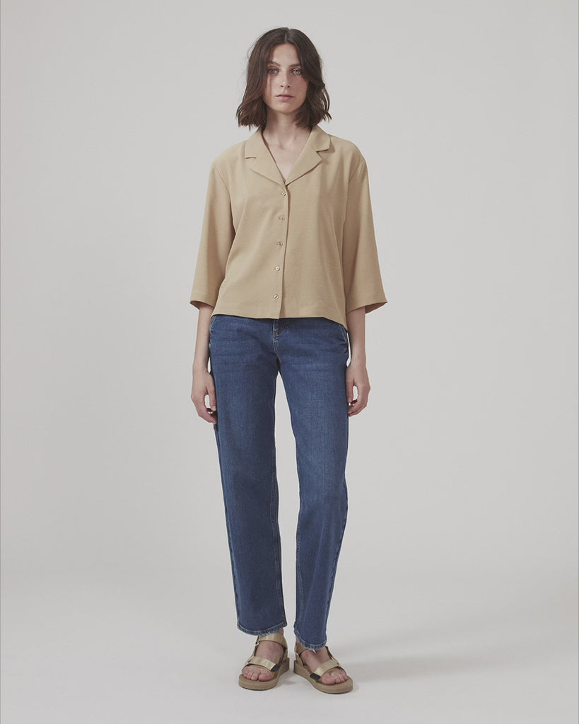Skjorte i beige i afslappet pasform med 3/4 lange ærmer. AaliyahMD shirt har resortkrave, lav skuldersøm og knaplukning fortil.  Modellen er 177 cm og har en størrelse S/36 på.