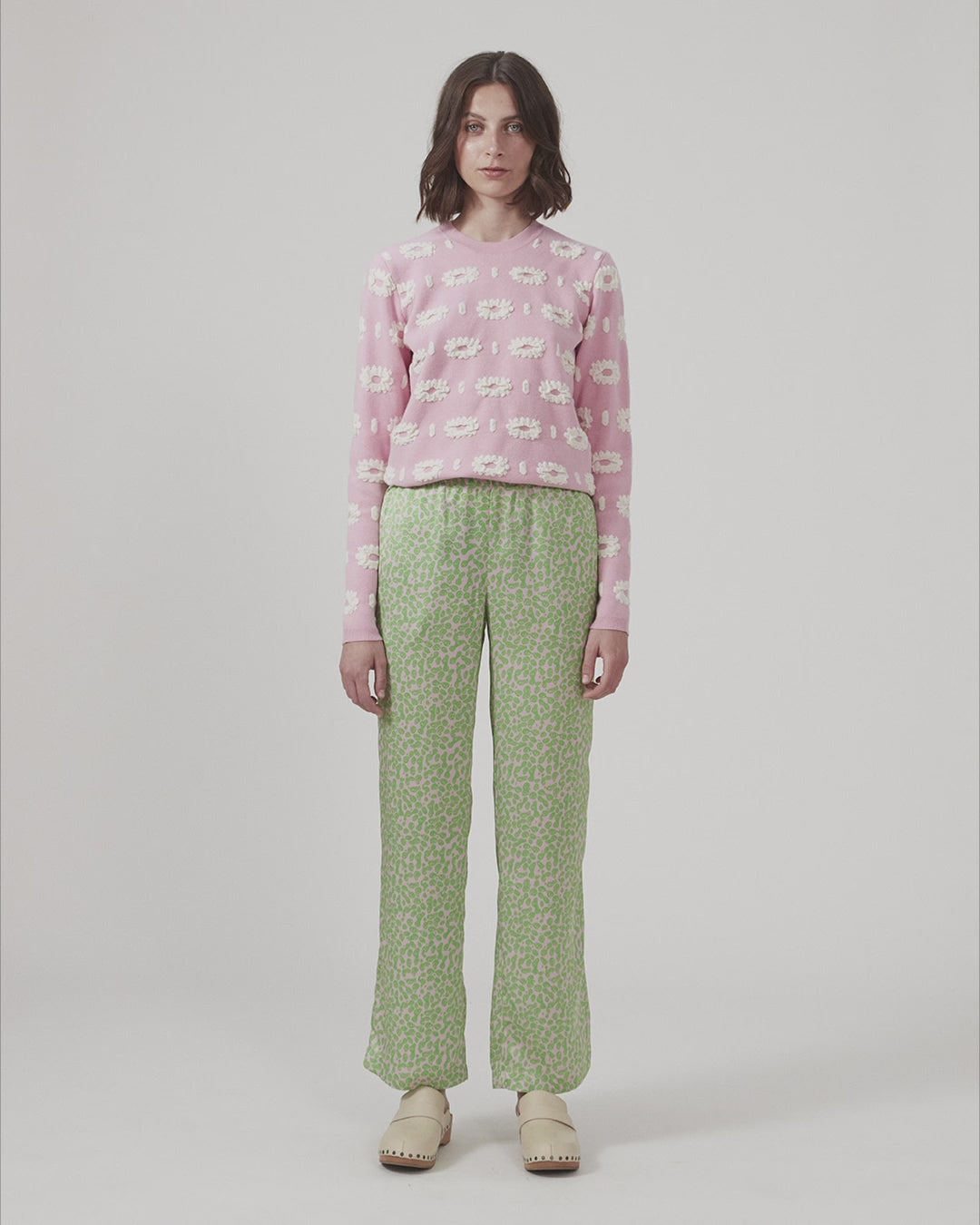 ClarkeMD print pants har lige ben med vidde og mellemhøj talje med beklædt elastik. Bukserne er fremstillet i genanvendt polyester med smiley-print.
