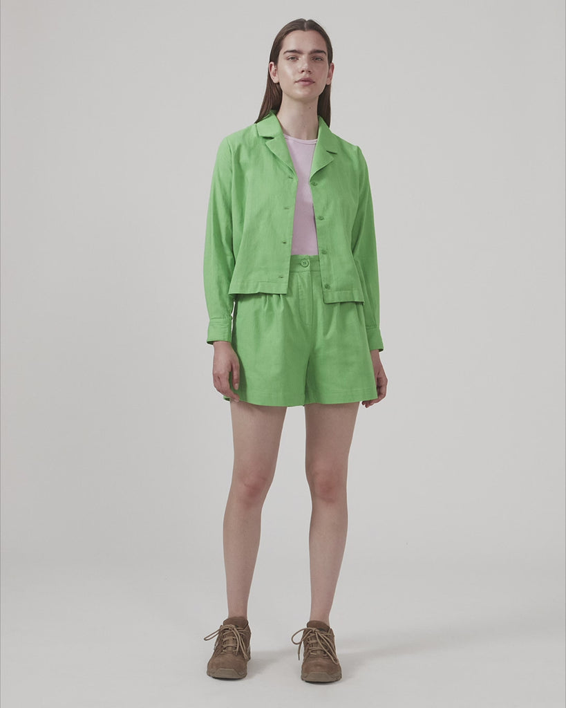 Bomuldsshorts i grøn med brede ben. CydneyMD shorts har et skræddersyet udtryk med plisseringer foran og paspolerede lommer bagpå. Modellen er 174 cm og har en størrelse S/36 på.