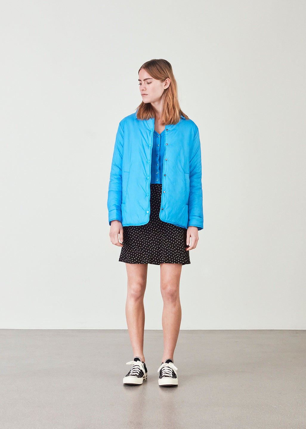 Oversized, let vatteret skjortejakke i en genvundet nylon. AmayaMD jacket har skjortekrave og knaplukning med trykknapper fortil. Lange ærmer og skrå sidelommer.